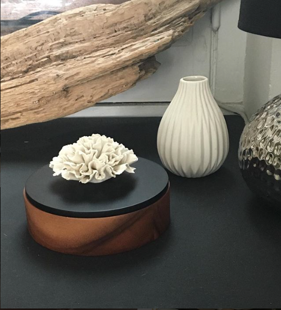 Boîte avec couvercle en bois et fleur en porcelaine - CHAN.